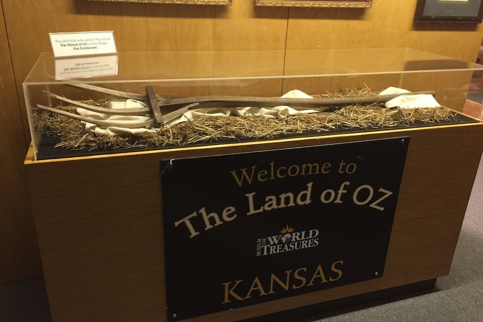 Une vitrine avec une pancarte indiquant « Bienvenue au pays d’Oz » et, en bas, le mot « Kansas ».