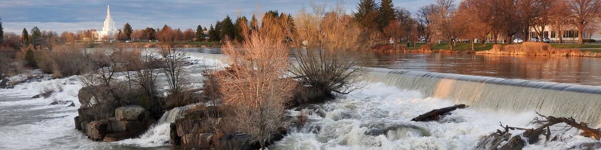 Idaho Falls was created by a man-made diversion dam used for hydroelectric power. Before the dam was created, this was just a bunch of small rapids. Now, the Snake River makes a drop of about 20 ft. or so over a width of 1200 ft. There is a beautiful walkway along the river here, so one can stroll along the whole length of the falls. In the background is the Idaho Falls Idaho Temple.
#LikeALocal
#Golden