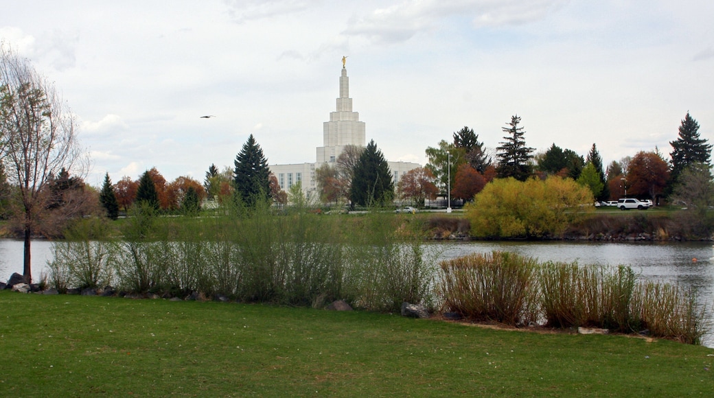 Idaho Falls mostrando um parque e um rio ou córrego