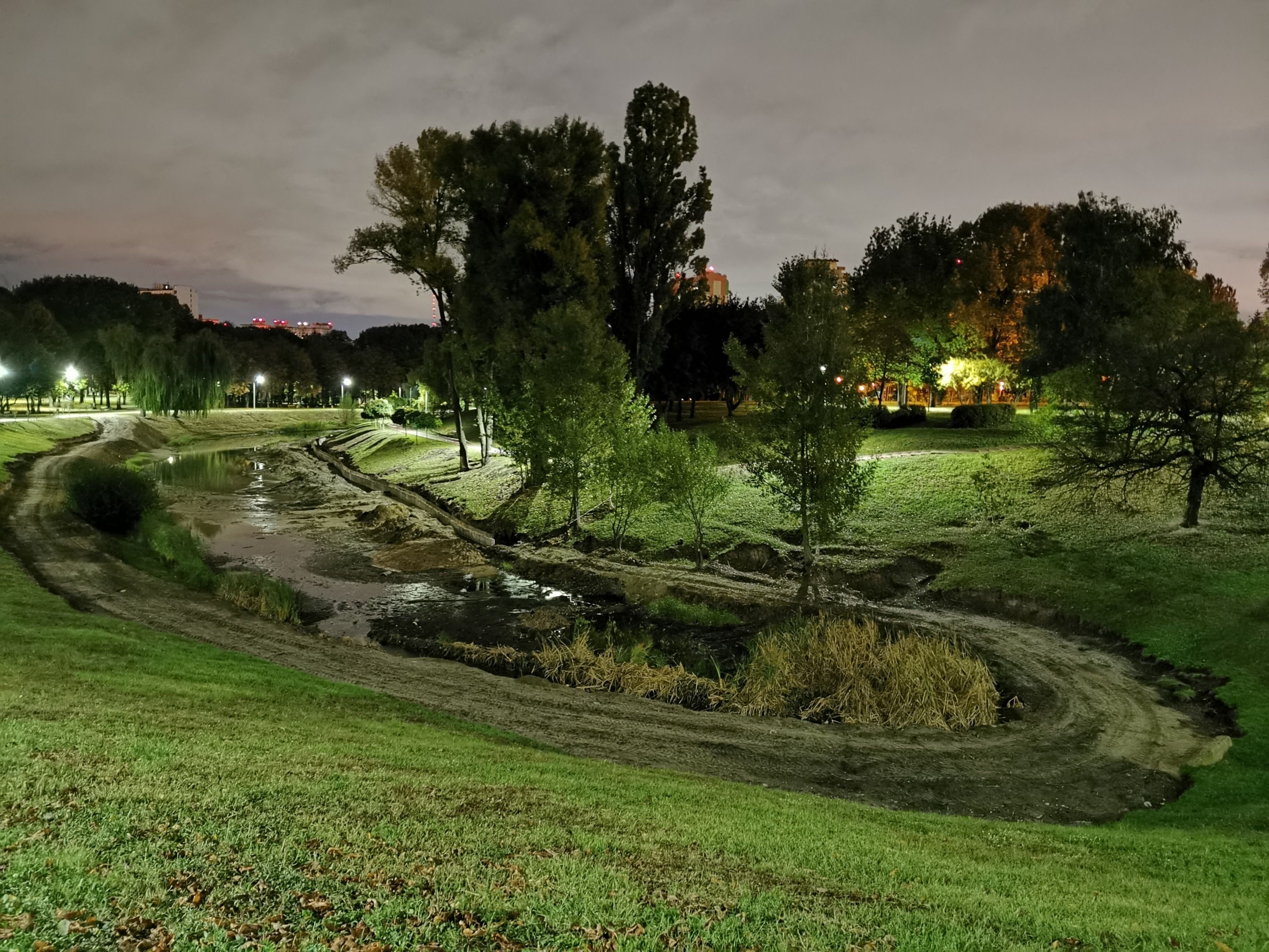 Night foto in Otrada park