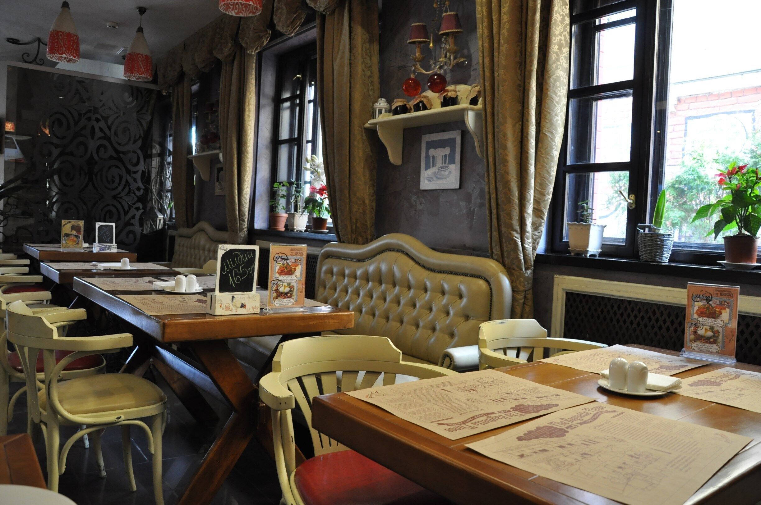 Spring decided to dump a random snow flurry on our heads, so my friend and I ducked in here to warm up for a bit before continuing our walking tour.  It's fairly upscale, but we felt comfortable despite our jeans and North Face jackets.  The lunch options are very tasty, especially the goat cheese and bread appetizer.  And the jasmine tea is amazing.  They also have really good hot chocolate.