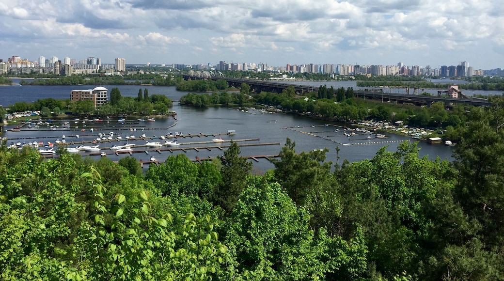 Лівий берег Дніпра у Києві з ботанічного саду.