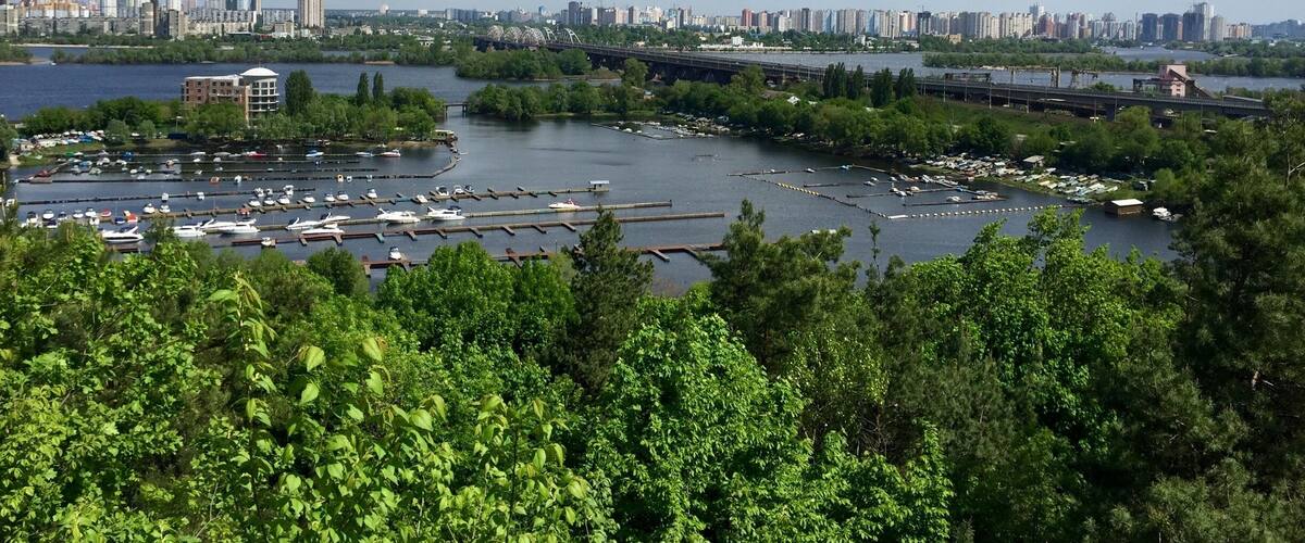 Лівий берег Дніпра у Києві з ботанічного саду.