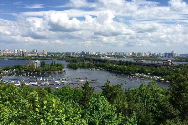 Лівий берег Дніпра у Києві з ботанічного саду.