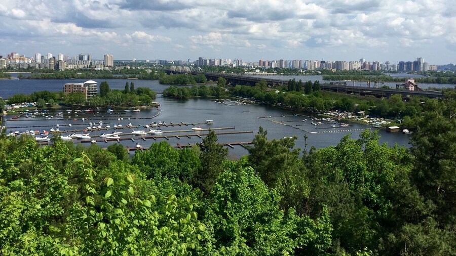 Лівий берег Дніпра у Києві з ботанічного саду.
