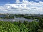 Лівий берег Дніпра у Києві з ботанічного саду.