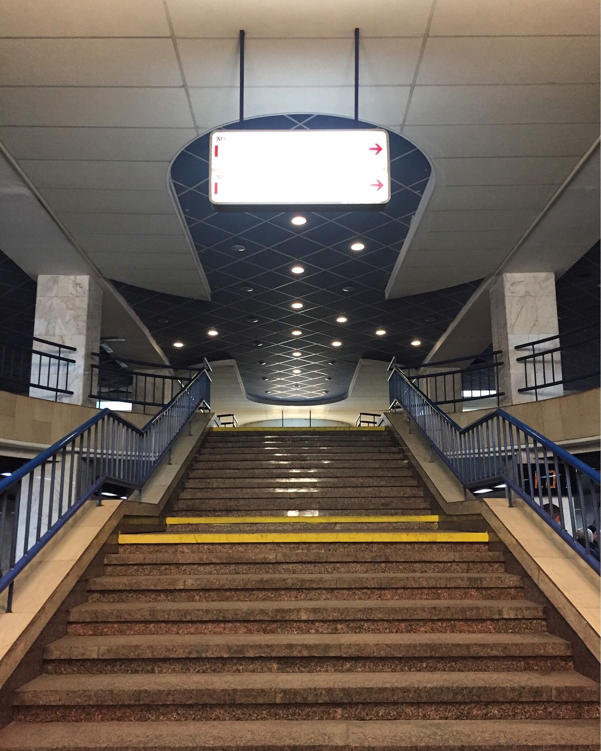 Still not very interesting. Sunday morning is a quieter time in metro stations. 