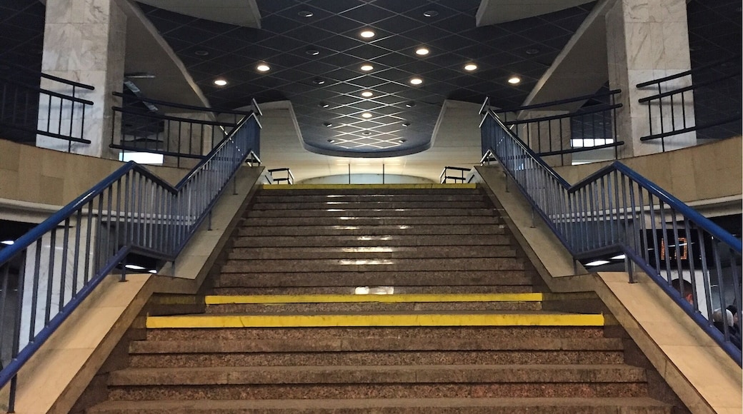 Still not very interesting. Sunday morning is a quieter time in metro stations.