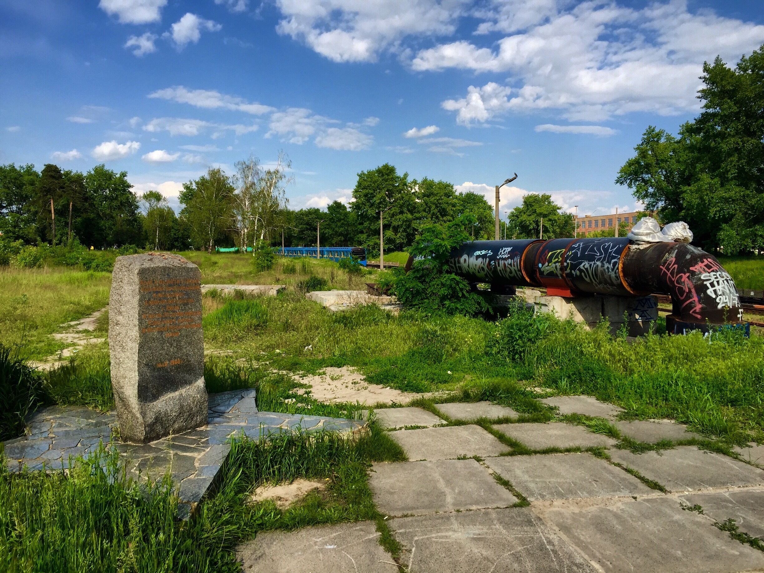 To get here you have to follow the path and go behind the petrol station. I have no idea why there is a memorial here, as very few people come here. 