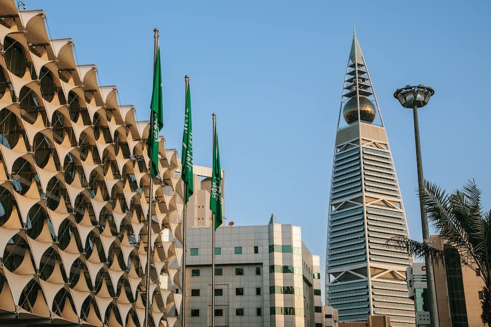 Una estructura arquitectónica moderna con una fachada geométrica única y una aguja alta.
