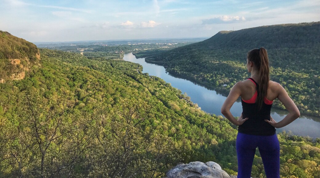 Tennessee definitely has some great trails to #Adventure in. This view can be found hiking Signal Point on top of Signal Mountain located in Chattanooga, Tennessee. Escape the hustle and bustle for a day to wade in the water, lounge in a hammock or just remain in awe at the beauty of this view!