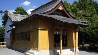 The shrine building of Amanotanagao jinja. Honden is covered in the wall and the tile-roofing connected from Haiden, and Honden is protected from the rainstorm.