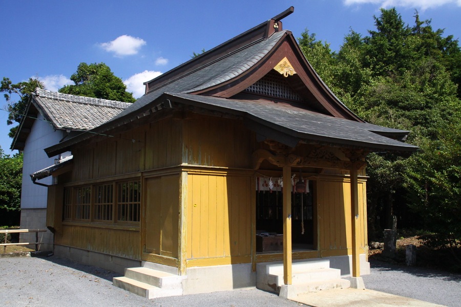 The shrine building of Amanotanagao jinja. Honden is covered in the wall and the tile-roofing connected from Haiden, and Honden is protected from the rainstorm.