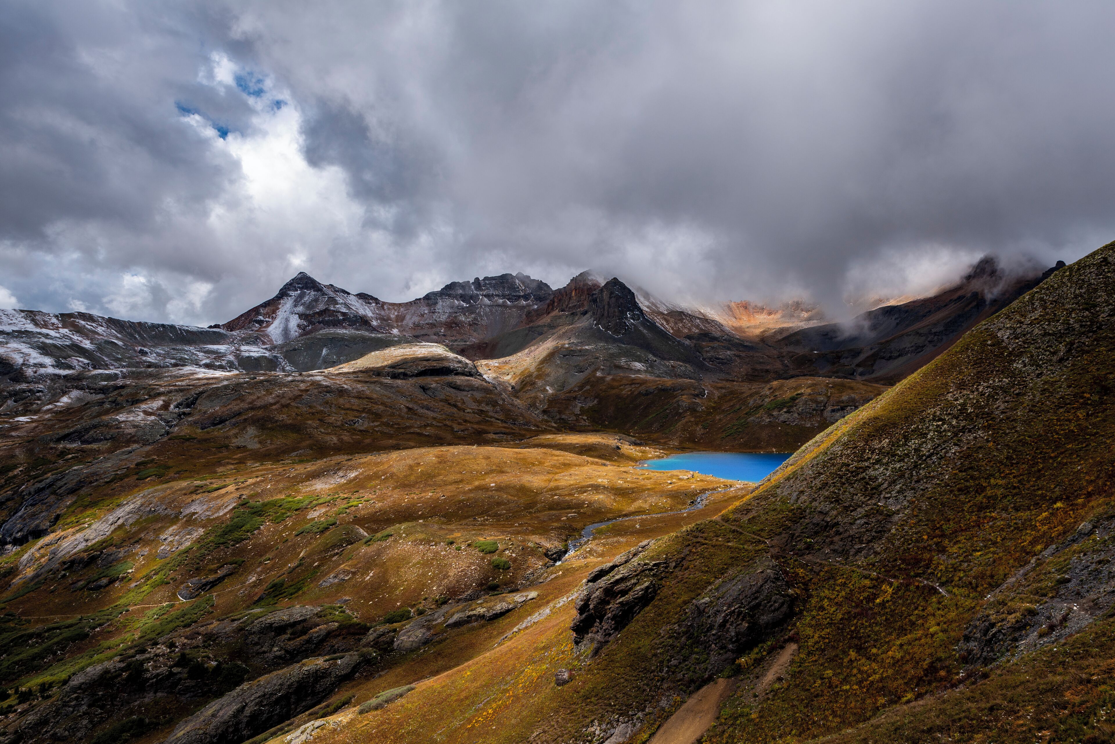 I was on the trail from Ice Lake to Island Lake when the clouds were starting to come up and I could already hear thunder in a distance. Only a few spots were still lit up by the sun. Luckily Ice Lake was one of them. 

#GreatOutdoors

