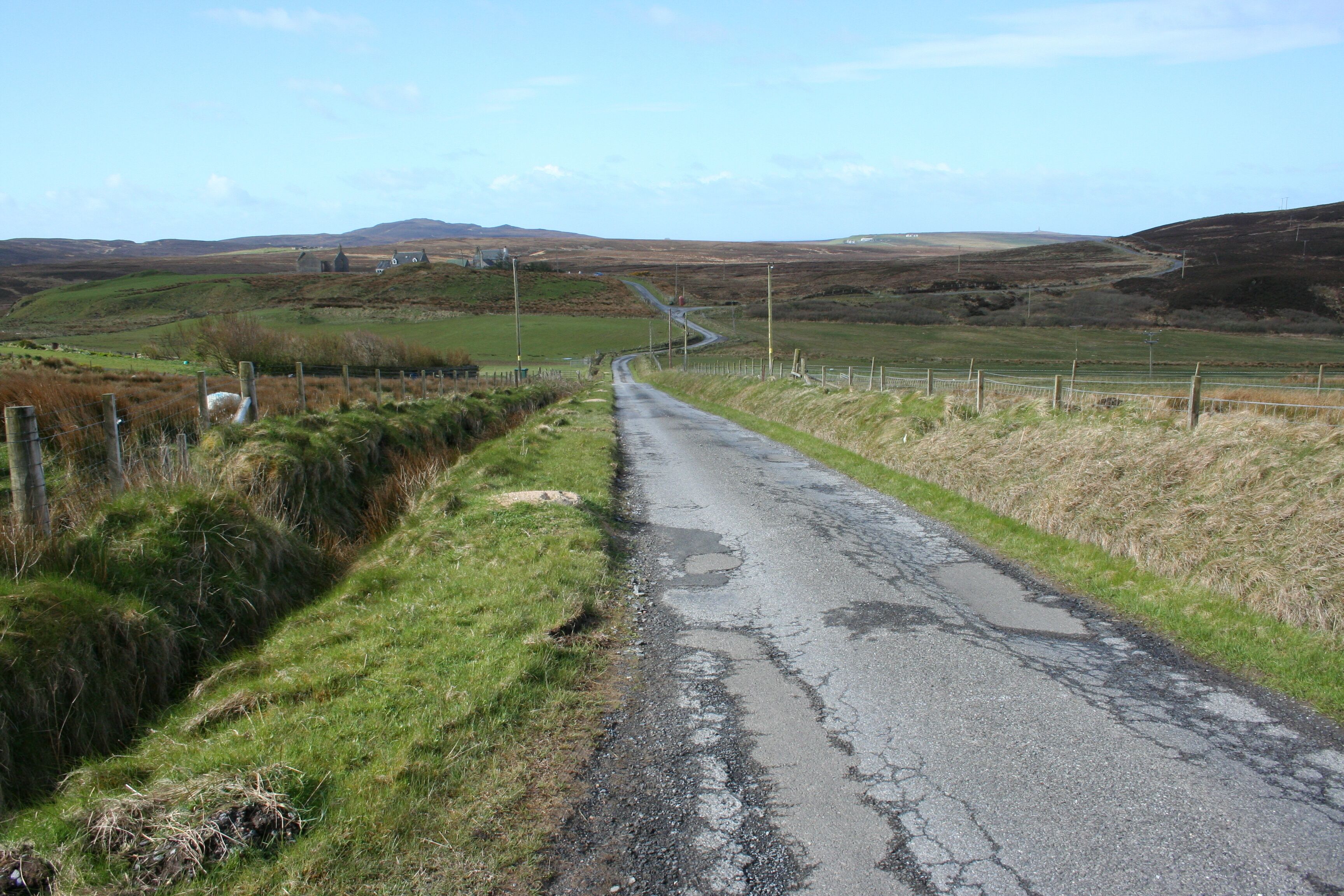 Landschaft auf der Halbinsel The Oa. Gebäude des Weilers Risabus, linkes Gebäude Ruine der Risabus Oa Church (Mehr Informationen).
