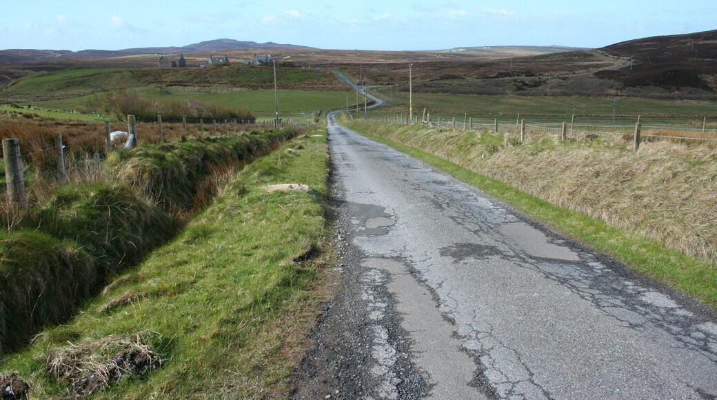 Landschaft auf der Halbinsel The Oa. Gebäude des Weilers Risabus, linkes Gebäude Ruine der Risabus Oa Church (Mehr Informationen).