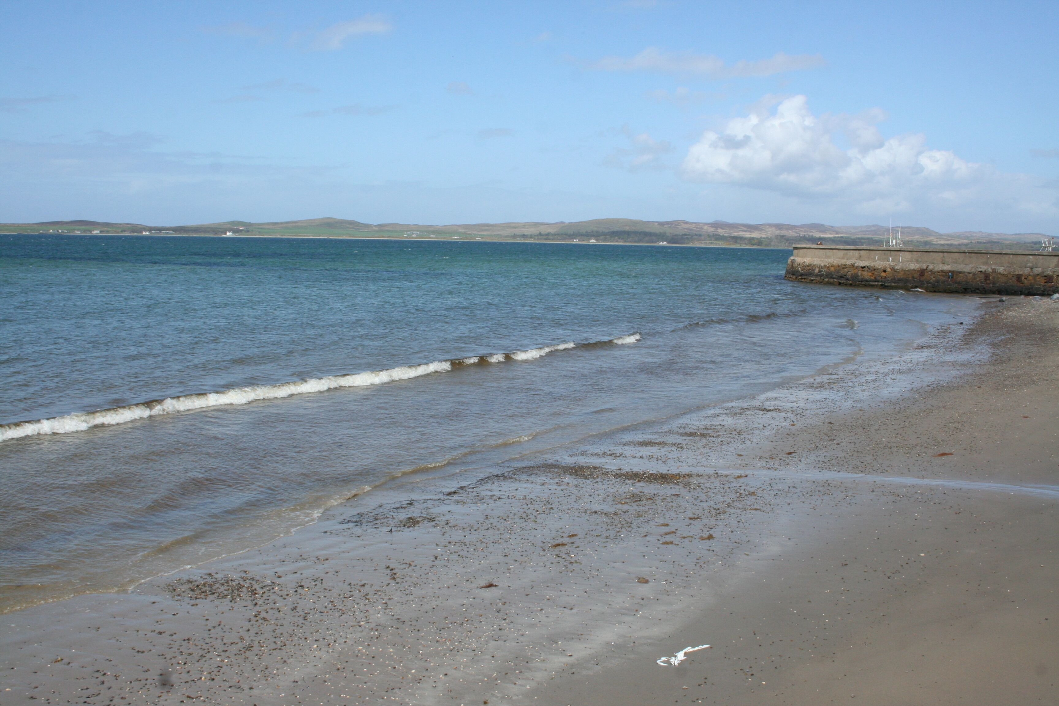Blick vom Strand am Bowmore Pier auf den Loch Indaal.