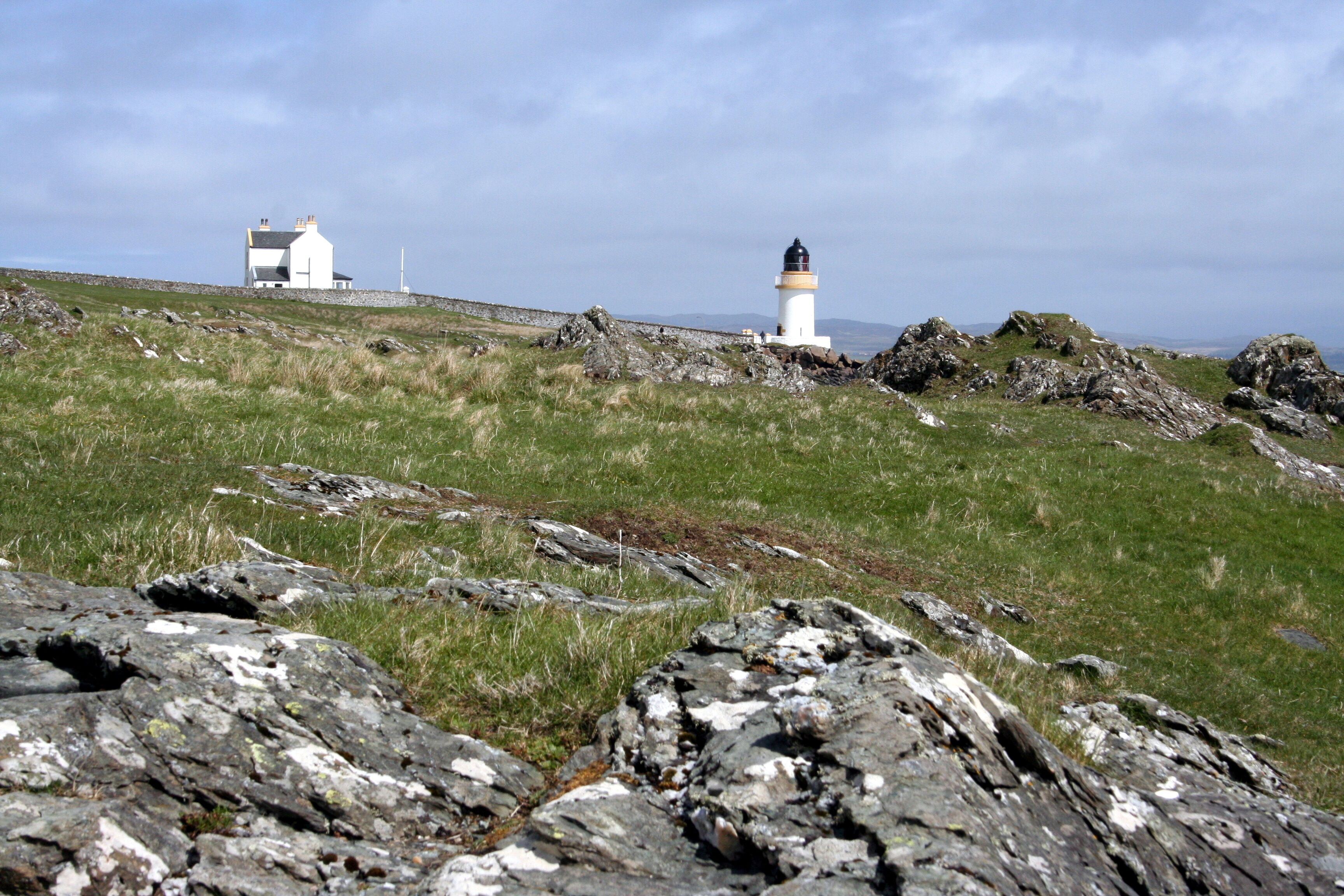 Loch Indaal Lighthouse (Mehr Informationen) mit dem zugehörigen Wärterhaus (Mehr Informationen) bei Port Charlotte (Mehr Informationen).