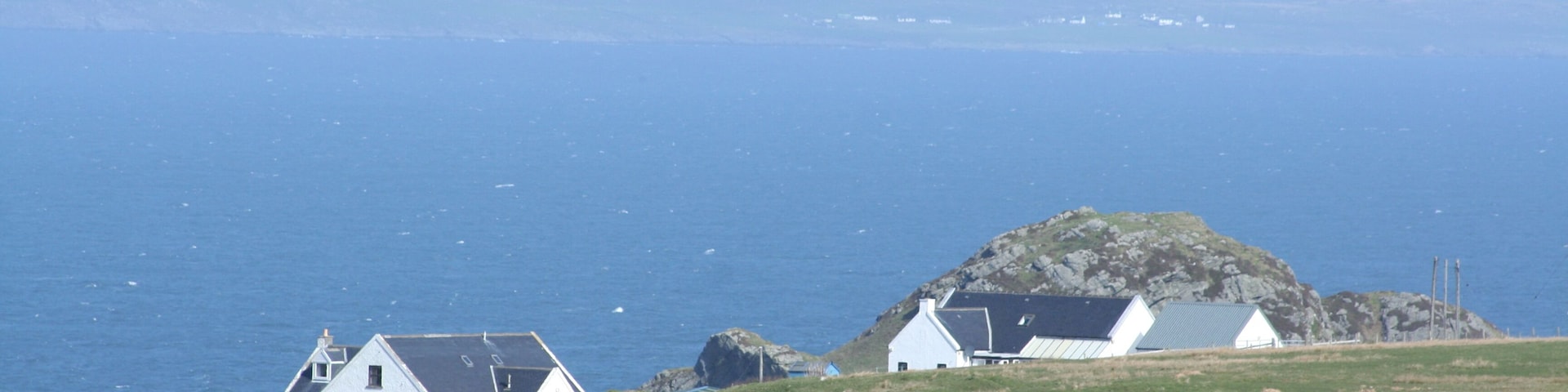 Blick vom Parkplatz des RSPB nature reserve The Oa auf die Gebäude der Ortschaft Lower Killeyan (Mehr Informationen)