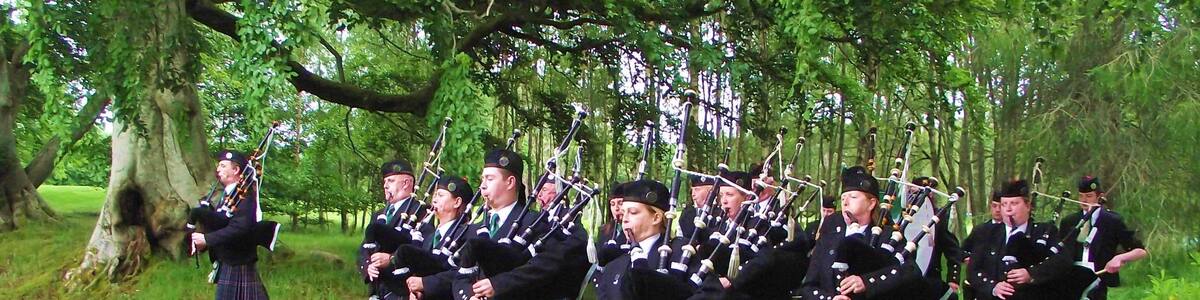Pipe Major Steve spencer leads the Band out of the avenue on to the lawn in front of the Castle. NORTHERN CONSTABULARY Community Pipe Band www.facebook.com/pages/NorCon-PipeBand/1385366948451393 performed at Aldourie Castle on Loch Ness-side last evening. It was a lovely evening in a lovely setting, but the light wasn't very good.
