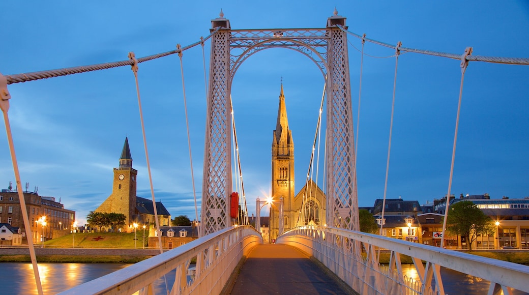 Inverness fasiliteter samt historisk arkitektur, bro og nattbilder