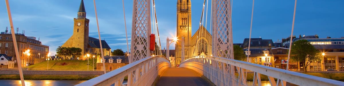 Inverness das einen bei Nacht, historische Architektur und Brücke