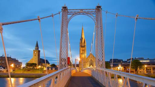 Inverness toont een brug, historische architectuur en nachtleven