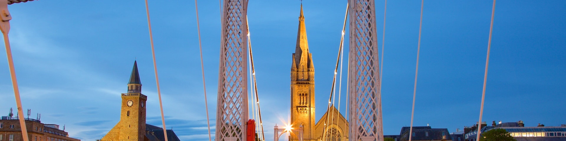 Inverness caratteristiche di architettura d\'epoca, paesaggio notturno e ponte
