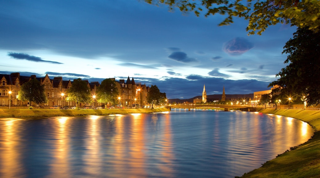 Inverness fasiliteter samt nattbilder og elv eller bekk
