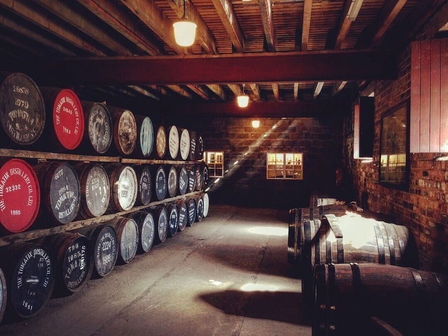 📍Tomatin Distillery, Tomatin.
Located approximately 15 miles South of Inverness and located just off the A9 road, lies Tomatin Distillery. Although it is thought whisky had been produced on the site as far back as the 16th century, the distillery was officially founded in 1897. The distillery operated with only 2 stills up until 1958, after this time more stills were gradually added, resulting in 12.5 million litres of whisky being produced annually. By 1987 the distillery was referred to as the largest single malt distillery in Scotland, although during the mid 80s, stills were actually being dismantled, resulting in the distillery's capacity being cut to 5 million litres, as of today the distillery is producing 2.5 million litres annually. Due to liquidation of it's owners in 1986, the distillery was bought over by Japanese group Takara Shuzo, who own the distillery to this day. Although the distillery has declined in overall production, it still boasts a fine array of whiskys including single malts aged 12,14,18,25 and 36 years old, aswell as the Cu Bocan and blends such as Antiquary and Talisman. A thoroughly enjoyable tasting tour had by all!🥃 #likealocal