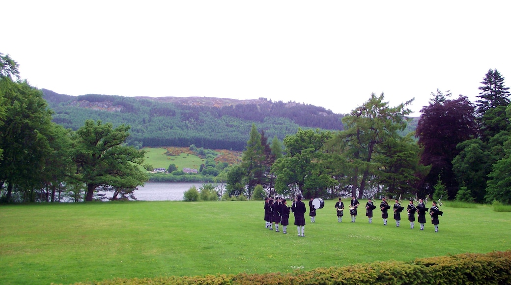 What a lovely location - the lawn between the Castle and Loch Ness NORTHERN CONSTABULARY Community Pipe Band www.facebook.com/pages/NorCon-PipeBand/1385366948451393 performed at Aldourie Castle on Loch Ness-side last evening. It was a lovely evening in a lovely setting, but the light wasn't very good.