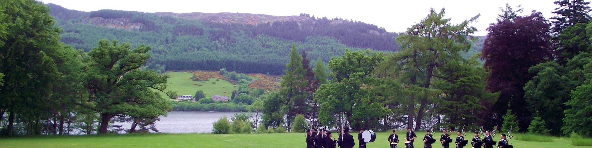 What a lovely location - the lawn between the Castle and Loch Ness NORTHERN CONSTABULARY Community Pipe Band www.facebook.com/pages/NorCon-PipeBand/1385366948451393 performed at Aldourie Castle on Loch Ness-side last evening. It was a lovely evening in a lovely setting, but the light wasn't very good.