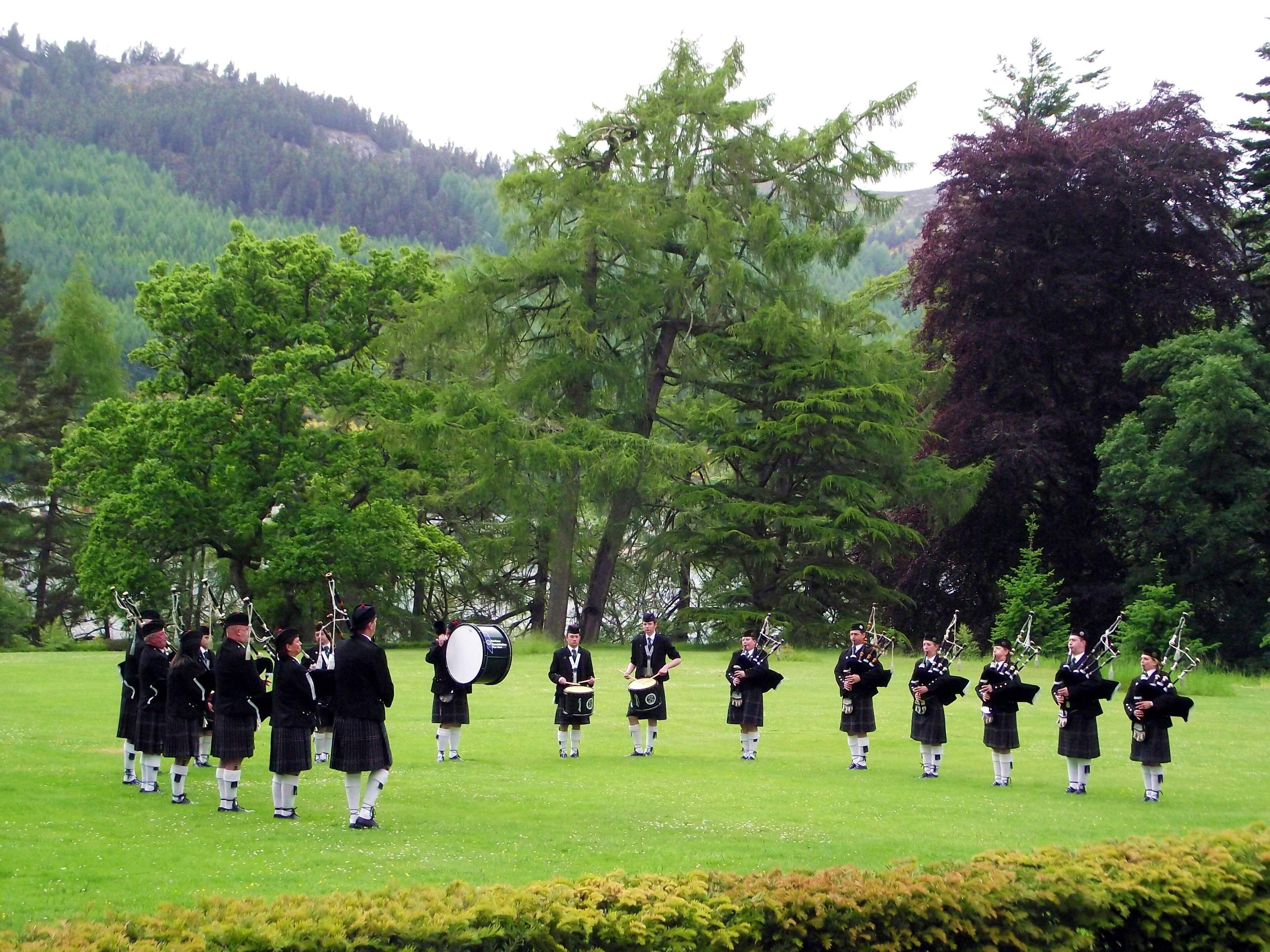 What a lovely location - the lawn between the Castle and Loch Ness NORTHERN CONSTABULARY Community Pipe Band www.facebook.com/pages/NorCon-PipeBand/1385366948451393 performed at Aldourie Castle on Loch Ness-side last evening. It was a lovely evening in a lovely setting, but the light wasn't very good.