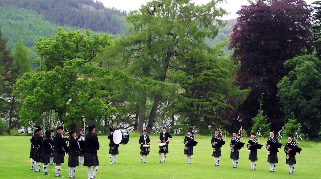 What a lovely location - the lawn between the Castle and Loch Ness NORTHERN CONSTABULARY Community Pipe Band www.facebook.com/pages/NorCon-PipeBand/1385366948451393 performed at Aldourie Castle on Loch Ness-side last evening. It was a lovely evening in a lovely setting, but the light wasn't very good.