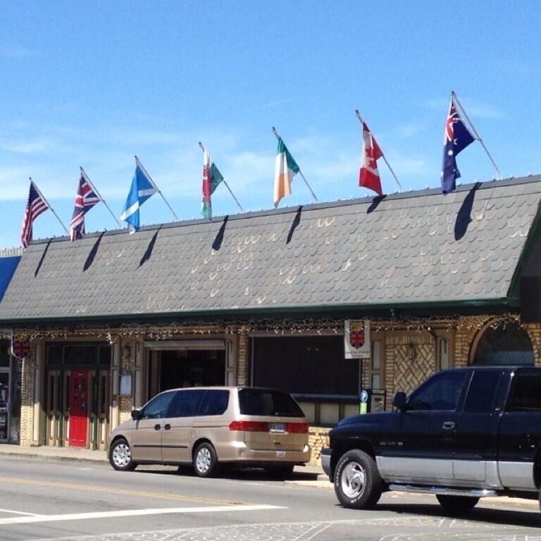 Great place to stop and have a meal and a drink. Old English ambiance. Two sides, a bar and a dining area. Diverse menu for most any taste. 