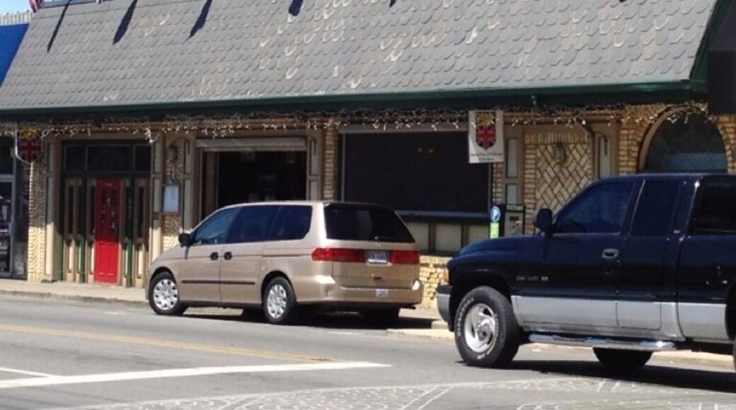 Great place to stop and have a meal and a drink. Old English ambiance. Two sides, a bar and a dining area. Diverse menu for most any taste.