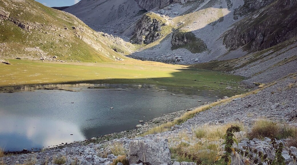 Raise your hand if you – like me – would never have guessed that this is… Greece! 🙋♀️ It was a steep but not too long hike up the mountains to get to Astraka refuge. We had great weather on the way up but it took a turn for the worse, so we dropped our stuff off in the refuge, had lunch, and waited. My legs were tired and I was so cold in the cabin so I really wasn’t feeling like getting out again to hike a bit more to get to Drakolimni/Dragon Lake but the skies cleared up again so I just couldn’t stay inside. And I was very happy I didn’t because the views were absolutely a m a z i n g. I mean I knew Greece is beautiful but I barely knew there are hikes to be done there, let alone with this kind of views. Win! #nature #greece #europe #mountains #hiking