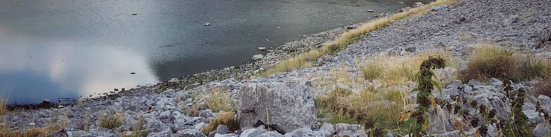 Raise your hand if you – like me – would never have guessed that this is… Greece! 🙋♀️ It was a steep but not too long hike up the mountains to get to Astraka refuge. We had great weather on the way up but it took a turn for the worse, so we dropped our stuff off in the refuge, had lunch, and waited. My legs were tired and I was so cold in the cabin so I really wasn’t feeling like getting out again to hike a bit more to get to Drakolimni/Dragon Lake but the skies cleared up again so I just couldn’t stay inside. And I was very happy I didn’t because the views were absolutely a m a z i n g. I mean I knew Greece is beautiful but I barely knew there are hikes to be done there, let alone with this kind of views. Win! #nature #greece #europe #mountains #hiking