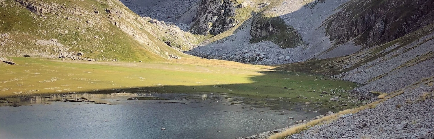 Raise your hand if you – like me – would never have guessed that this is… Greece! 🙋♀️ It was a steep but not too long hike up the mountains to get to Astraka refuge. We had great weather on the way up but it took a turn for the worse, so we dropped our stuff off in the refuge, had lunch, and waited. My legs were tired and I was so cold in the cabin so I really wasn’t feeling like getting out again to hike a bit more to get to Drakolimni/Dragon Lake but the skies cleared up again so I just couldn’t stay inside. And I was very happy I didn’t because the views were absolutely a m a z i n g. I mean I knew Greece is beautiful but I barely knew there are hikes to be done there, let alone with this kind of views. Win! #nature #greece #europe #mountains #hiking
