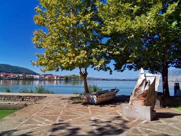 The capital of the prefecture stands 470m above sea level, and has more than 75,000 inhabitants. The city is built on the coast of Lake Pamvotida, which adds a particular character to it. Ioannina is a traditional city, with many picturesque niches.