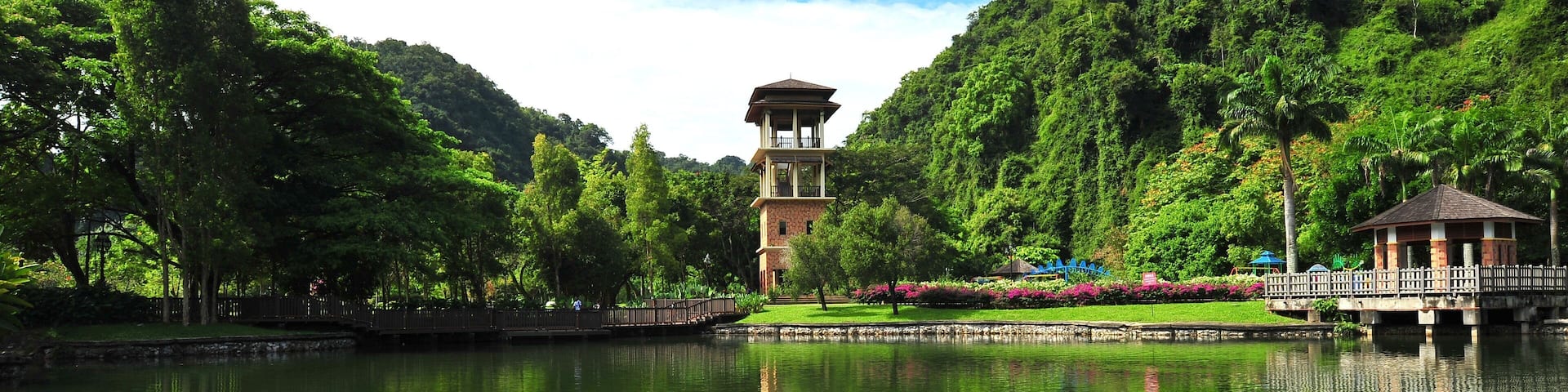 Ipoh which includes a lake or waterhole