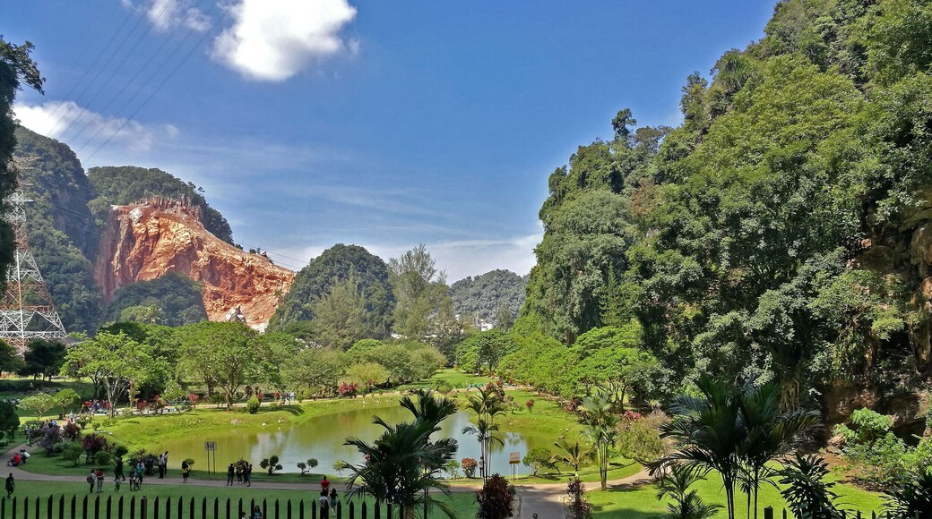 A place you cannot miss when you travel to Perak. Go through the KEK LOK TONG CAVE TEMPLE, you will see a hidden lake garden after the cave!
#lifeatexpedia