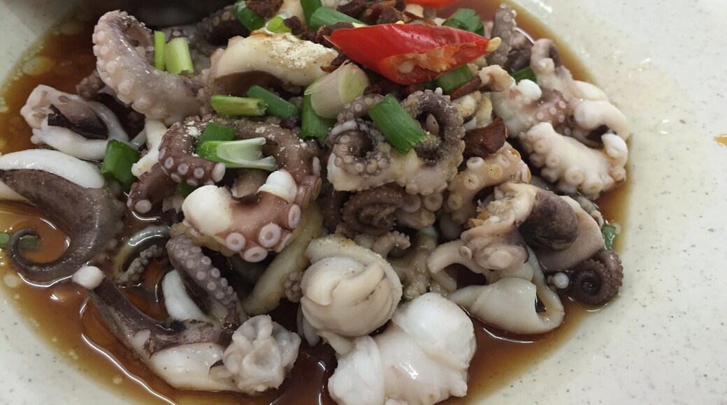 If calamari is your thing then head out to this Chinese restaurant. Poached baby squids in soy sauce with chili dip. This is the only dish I found appealing. Serves many other dishes as well. Give it a try.