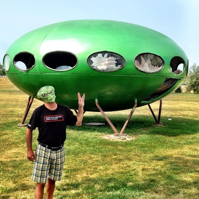 OMG.... This place is a roadside bonanza ! And I just happened to have my alien mask with me from a stop in Roswell. Flying saucer, muffler man, giant pink elephant, tastee freeze building and all that is just in yard... go inside for vintage cool stuff overload. Have some ice cream and browse.
#MTTS2014 #minitakesthestates #go11