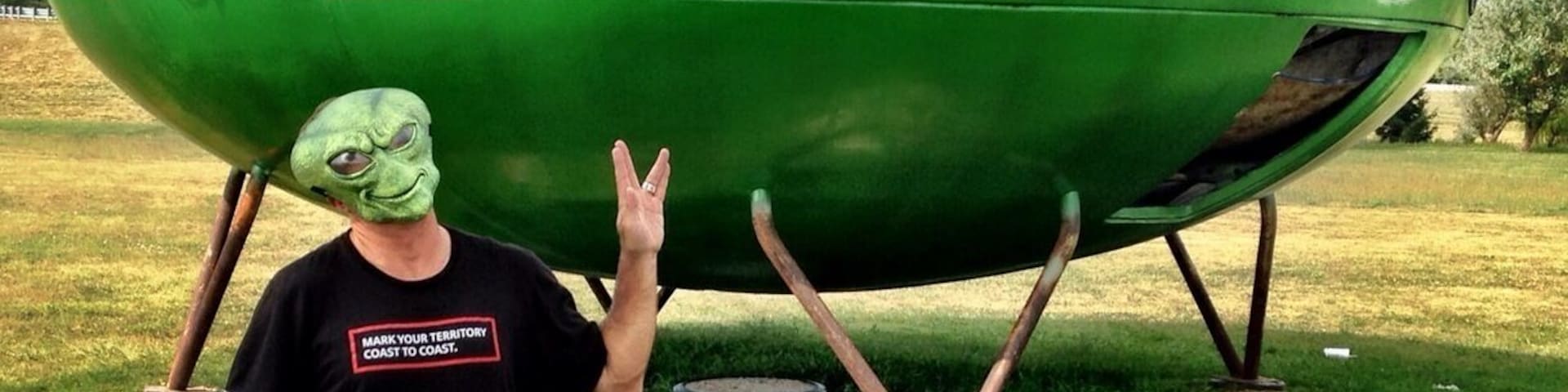 OMG.... This place is a roadside bonanza ! And I just happened to have my alien mask with me from a stop in Roswell. Flying saucer, muffler man, giant pink elephant, tastee freeze building and all that is just in yard... go inside for vintage cool stuff overload. Have some ice cream and browse.
#MTTS2014 #minitakesthestates #go11