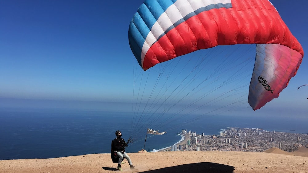 In Iquique you can fly over the city!! 🏙 Then a soft beach landing. Pack up, grab an ice cream across the street, and grab a taxi home. Or, just lie on the beach in the sunshine. 🏖 Best #paragliding!