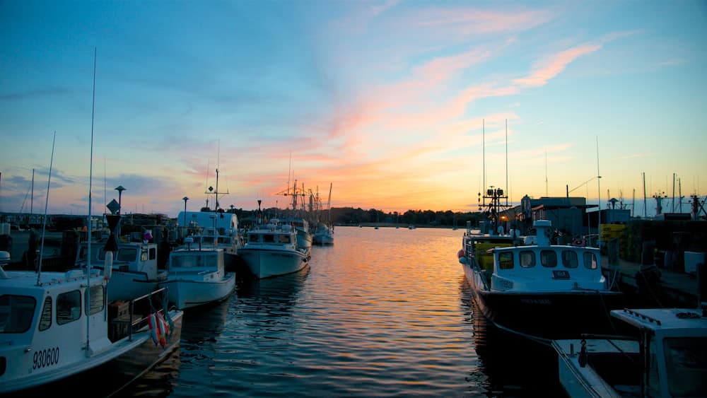 Stonington qui includes baie ou port et coucher de soleil