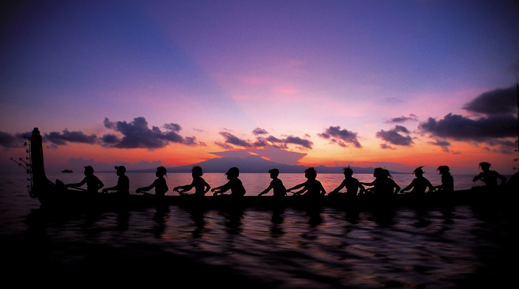 Islas Salomón mostrando kayak o canoa y una puesta de sol