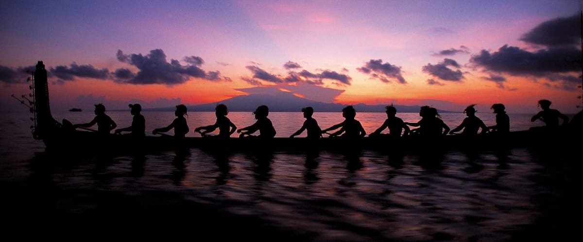 索羅門群島 设有 夕陽 和 皮划艇或獨木舟