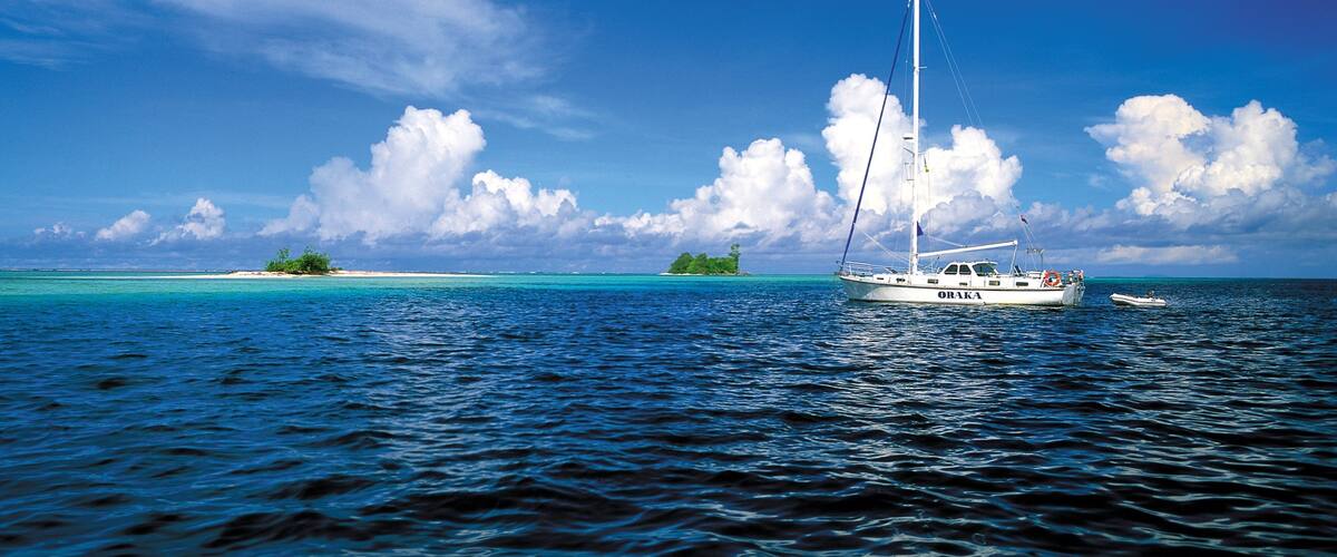 Islas Salomón mostrando imágenes de una isla, vistas generales de la costa y paseos en lancha